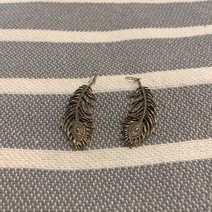 Feather detail earrings. Vintage, brass.